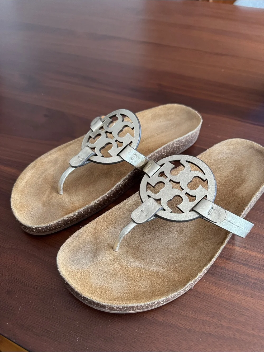 Tory Burch Miller Cloud Metallic Medallion Thong Sandals Sz 10 In Spark Gold - Picture 2 of 8